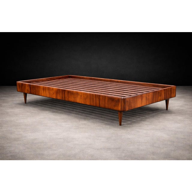 Mid-Century Modern Giuseppe Scapinelli Floating Daybed in Solid Caviúna Wood With Off-White Alpaca Bouclé Upholstery, Brazil, 1950s For Sale - Image 3 of 17