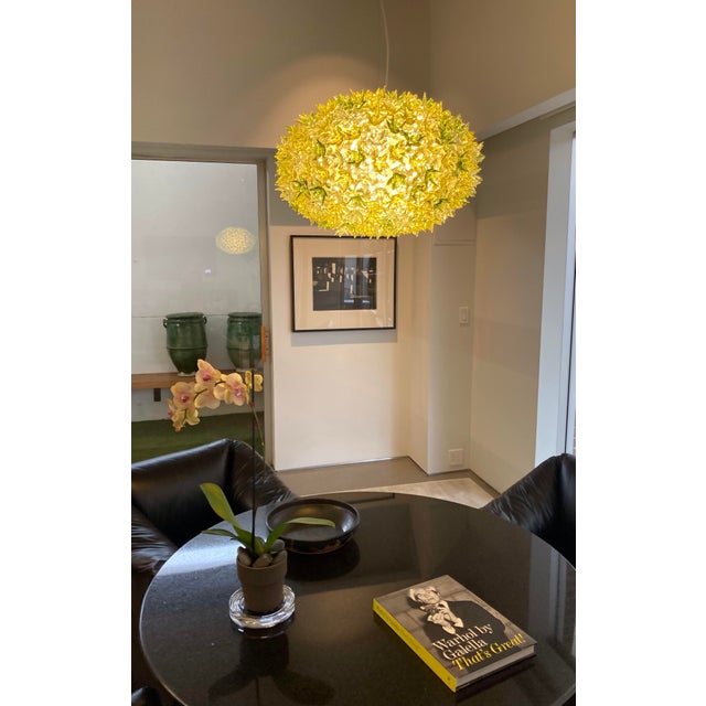 Modern Italian Pendant Light Chandelier in Yellow & Green Acrylic on Stainless Wire For Sale - Image 4 of 4