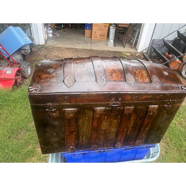 19 century steamer, trunk or blanket, trunk refurbished pretty much normal wear and tear before the age. It’s really nice.