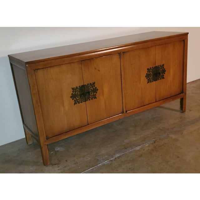 1960s Vintage Mid-Century Maple Buffet Credenza With Ornate Brass Key Knobs For Sale - Image 4 of 13