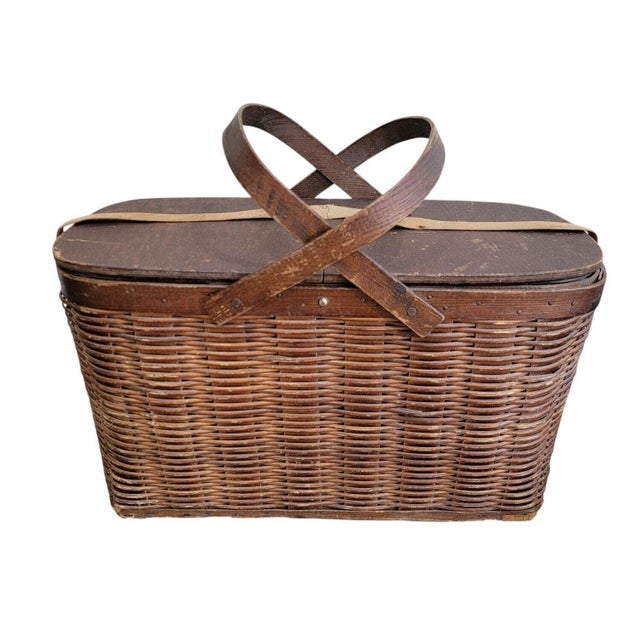 Original Hawkeye tag or marking not present however based on similar baskets, this resembles a Hawkeye style basket....