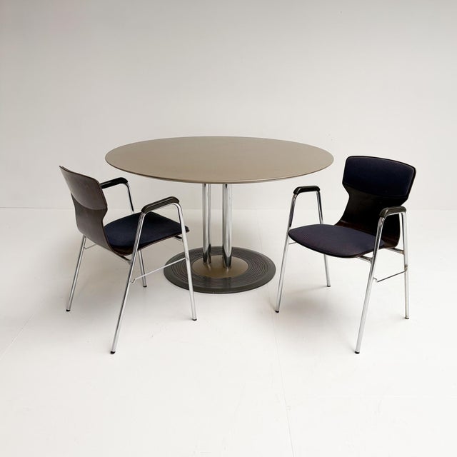 A design classic of Dutch origin! This is the Leolux Trias dining table, designed by Hugo de Ruiter in the 1990s—a fine...