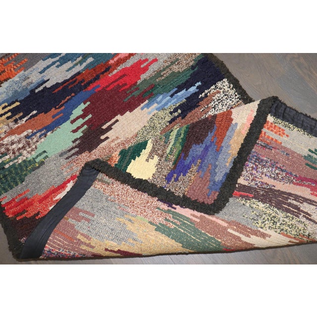 Narrow American Hooked Runner rug no. j5212 For Sale In New York - Image 6 of 7