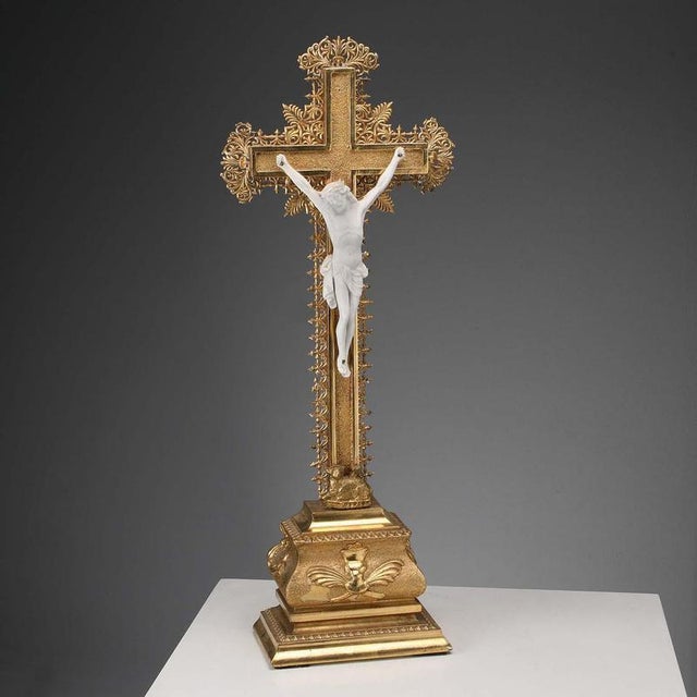 Crucifix in Gilded Wood and Biscuit Porcelain For Sale - Image 9 of 9