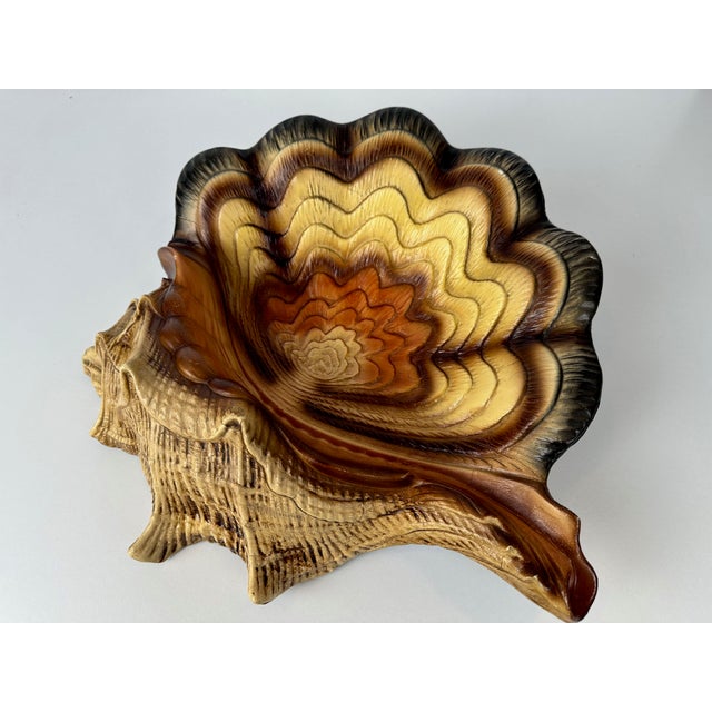 Large vintage bowl in the shape of a mussel shell. Plastic. In very good condition. The ideal eye-catcher on your table....