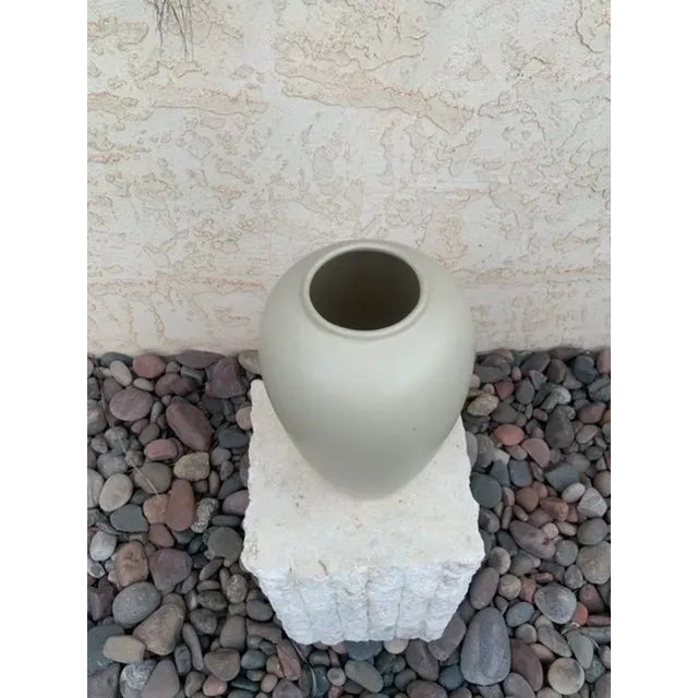 Royal Haeger 2001 Ivory Flower Haeger Vase For Sale - Image 4 of 4