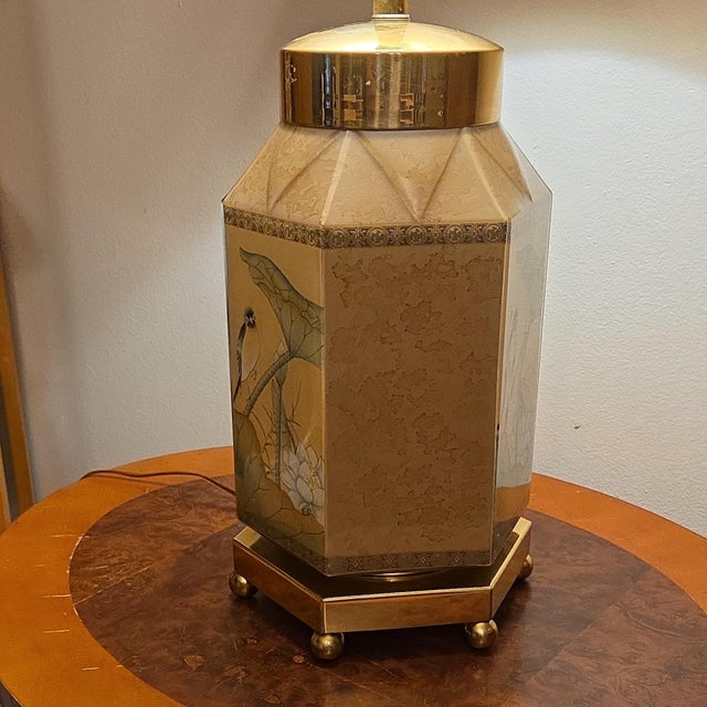1970s Vintage Chinoiserie Hexagonal Reverse-Painted Glass & Brass Table Lamp For Sale - Image 5 of 15