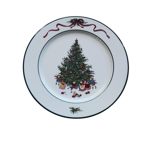 Lovely set of six O'Tannenbaum dinner plates, all in excellent condition. Sold via Macy's and other Federated Stores...