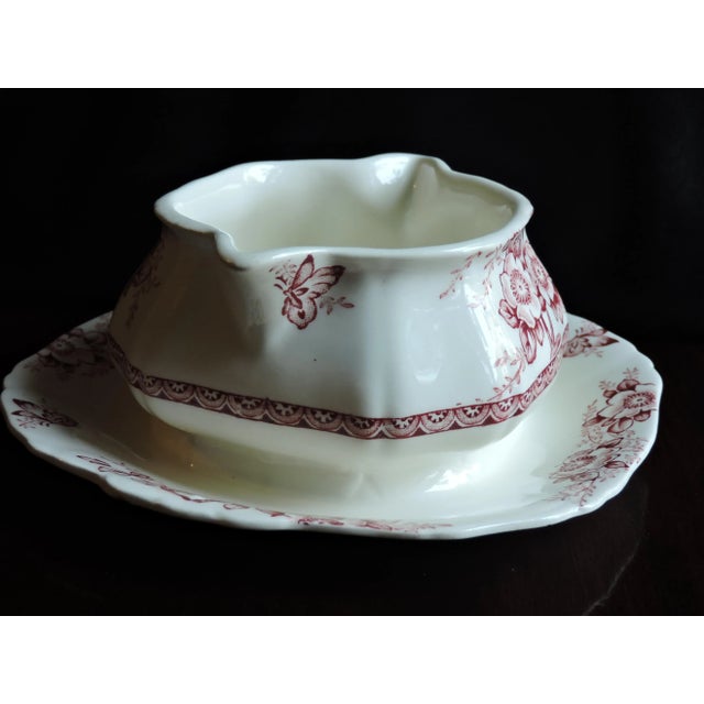 Staffordshire Potteries Vintage Alfred Meakin Medway Décor Red & White Sauce Boat With Attached Underplate For Sale - Image 4 of 11