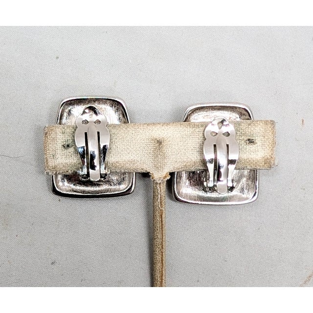 Vintage 1980s Signed Trifari Ribbed Rhodium Plated Blue Cabochon Rhinestone Clip Earrings-2 Pieces For Sale In Philadelphia - Image 6 of 7