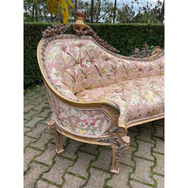 This elegant 1970s French Louis XVI–style settee combines refined neoclassical proportions with romantic pink damask...