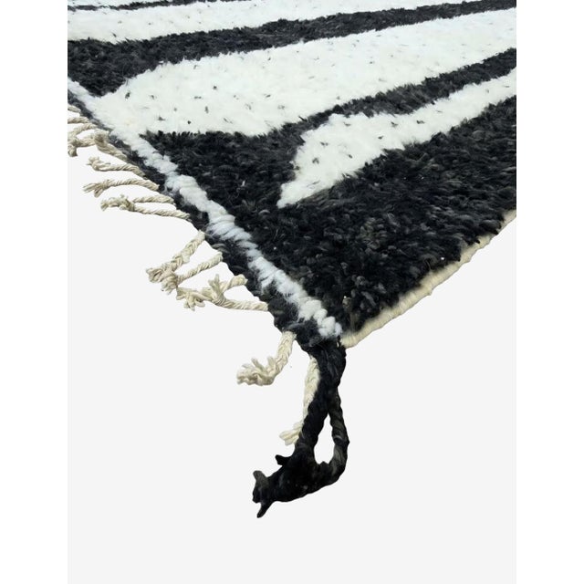 Black and Ivory Moroccan Rug – Handmade Abstract Berber Wool Carpet This striking handmade Moroccan rug features a bold...