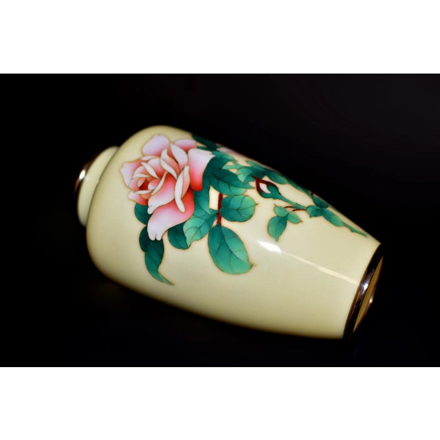 Light Yellow Early 20th Century Signed Ando Jubei Japanese Cloisonne Vase Cream Yellow With Roses For Sale - Image 8 of 12