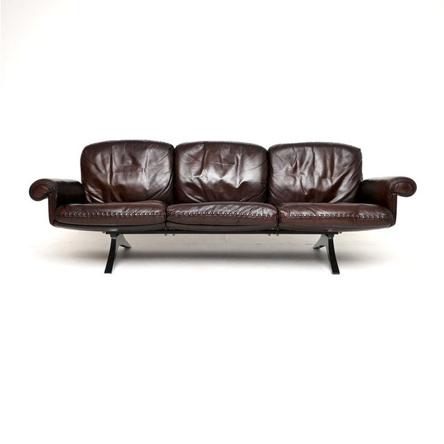 An amazing vintage De Sede DS-31 leather sofa, made in Switzerland and dating from around the 1960’s. The quality is...