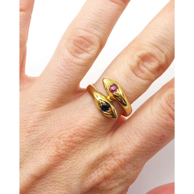 Wempe sapphire ruby snake ring in 18 karat gold. Vintage ring adorned with two snake heads forming a Toi et Moi, set with...