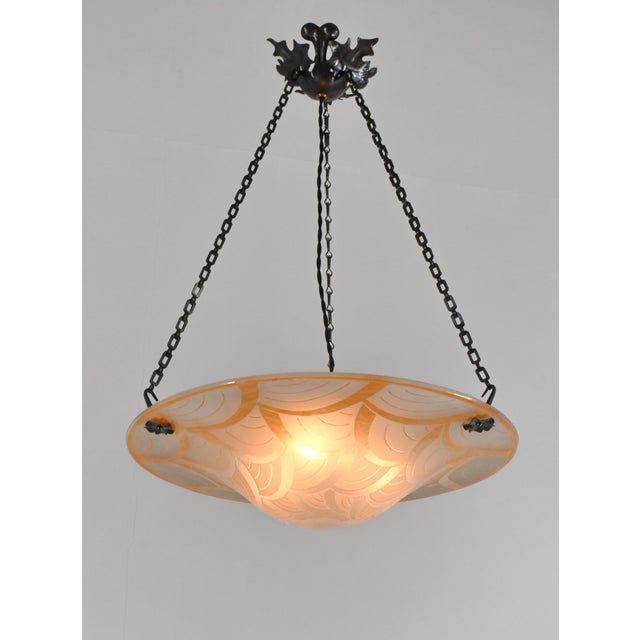 Charles Schneider - Le Verre Français A rare 1930s French art deco hanging fixture in wrought iron with a nice Schneider...