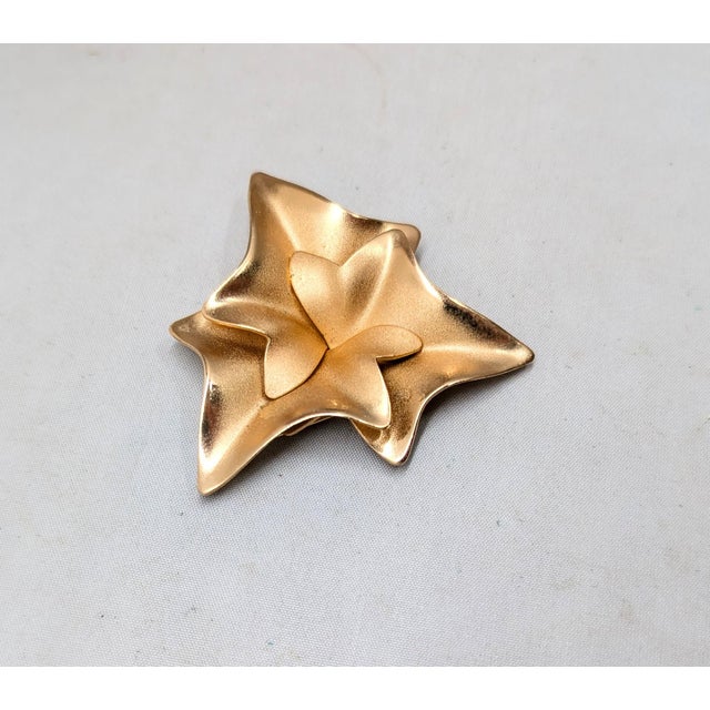 1950s Vintage 1950s Signed Napier Goldtone Frosted Interlocking Leaves Brooch For Sale - Image 5 of 6