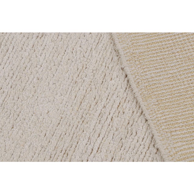 Textile Rug & Kilim’s Contemporary Rug in White With Subtle Circle Pattern - “Harmony” For Sale - Image 7 of 7