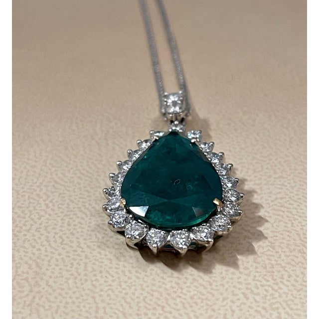 Emerald 15 Ct Pear Hydro Emerald & 4 Ct Diamond Pendent/Necklace 18 Kt White Gold For Sale - Image 8 of 18