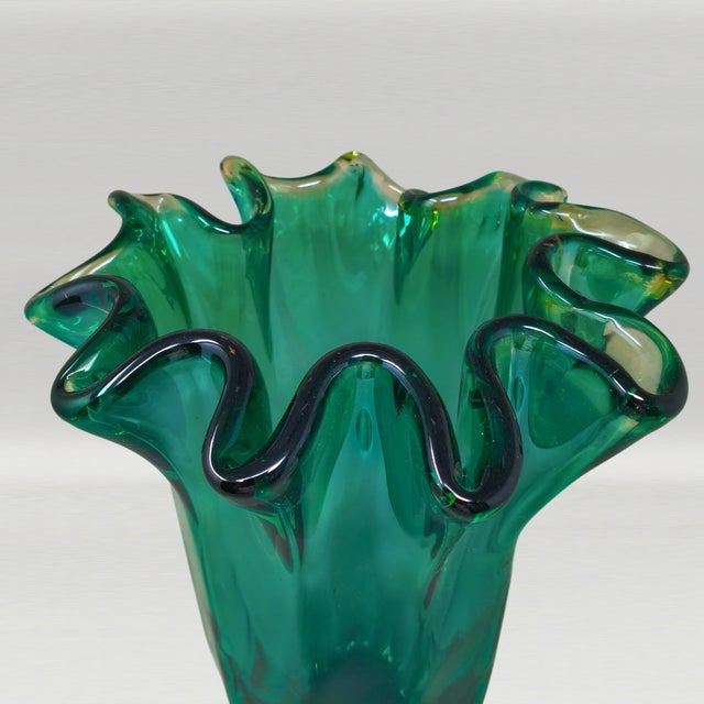 1970s Italian Emerald Green Murano Blown Glass Vase from Maestro Del Vetro For Sale - Image 5 of 9