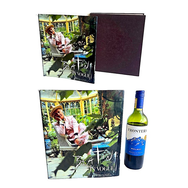 Offered is a 1986 1st American Edition "Beaton in Vogue" by Josephine Ross. It is a hardcover with dust-jacket, coffee...