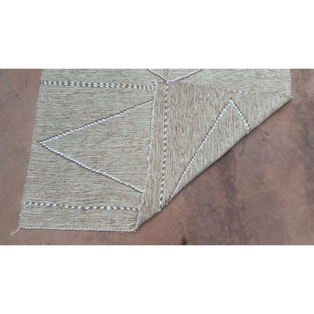 Beige Mid-Century Modern Moroccan Flatweave Wool Rug - 8.1 X 4.7 Ft For Sale - Image 8 of 9