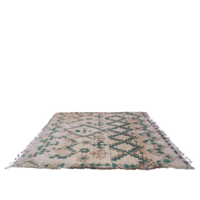 Tribal 1980s Moroccan Off-White and Green Marmoucha Rug For Sale - Image 3 of 8