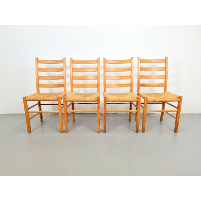 Set of 4 “Jaerstolen Aksel” chair, Möbelfabrikken Aksel L. Hansson, 1970s This pine chair with an Elha cord (seagrass)...