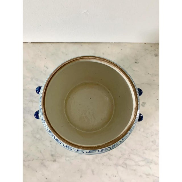 Chinoiserie Blue and White Porcelain Covered Jars With Foo Dog Finials, Pair For Sale - Image 10 of 13
