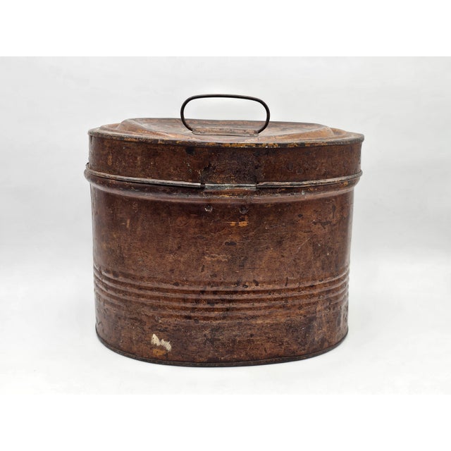 English Hat Box in Sheet Metal, Early 1900s For Sale - Image 4 of 11