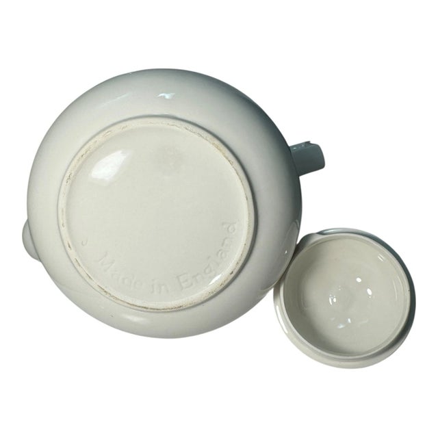 White Mid-20th-Century English Pottery Teapot With Embossed Grape Motif For Sale - Image 8 of 16