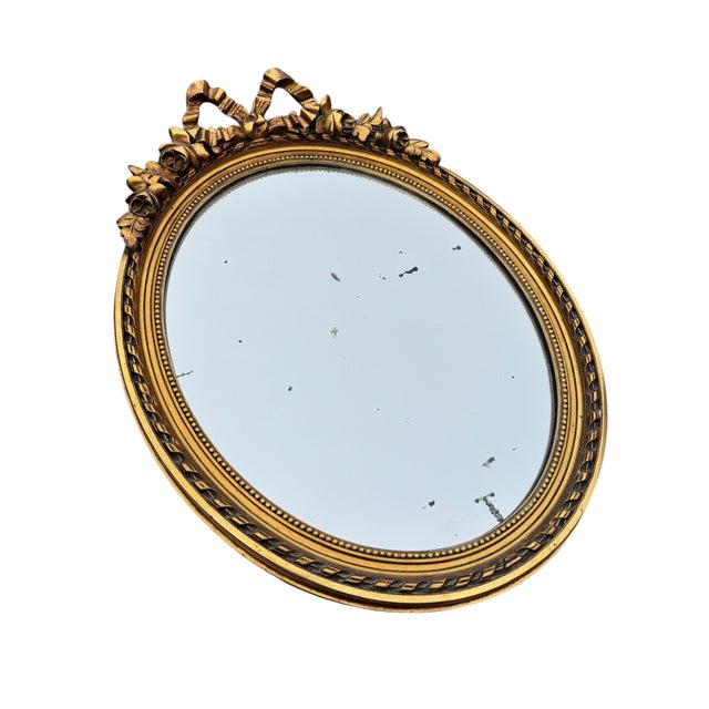 Elegant round mirror in the Louis XVI style, dating from the 19th century. The frame is made of wood and finely gilded...