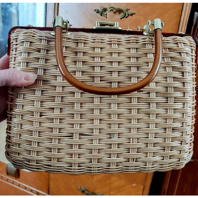 1960s Princess Charming by Atlas Busy Bee in Flowers Wicker & Lucite Purse For Sale In New York - Image 6 of 9