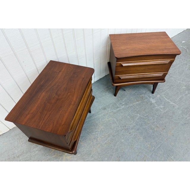 1960s Mid-Century Modern United Walnut Nightstands - Set of 2 For Sale - Image 5 of 9