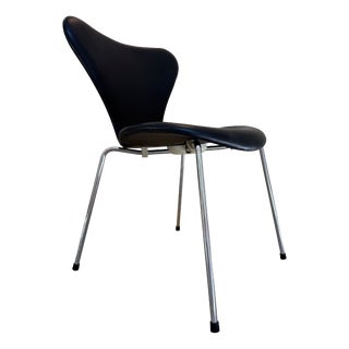 Series 7 Upholstered Chair in Black Genuine Leather by Arne Jacobsen for Fritz Hansen For Sale