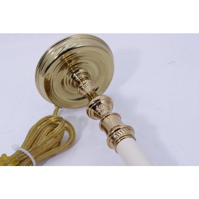 Metal 1980s Virginia Metalcrafters Colonial Williamsburg Brass Lamp For Sale - Image 7 of 11