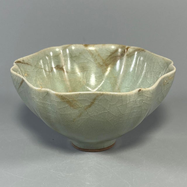Chinese Antique Chinese Celadon Lobed Flower‑Form Bowl, Collectible For Sale - Image 3 of 5
