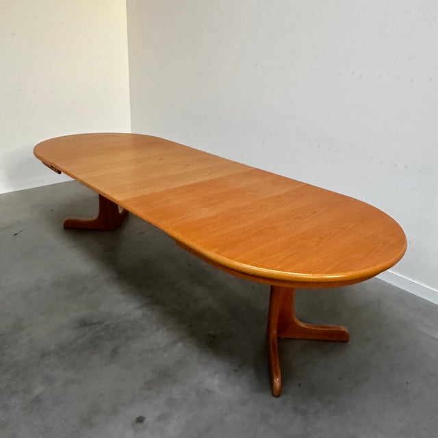 Mid-Century Modern Extendable Dining Table in Oak For Sale - Image 4 of 10