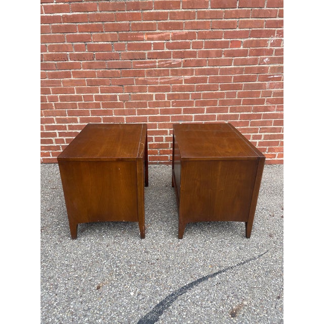 Mid-Century Modern Pair of Attributed Broyhill “Emphasis” Walnut Mid Century Modern End Tables Nightstands For Sale - Image 3 of 12
