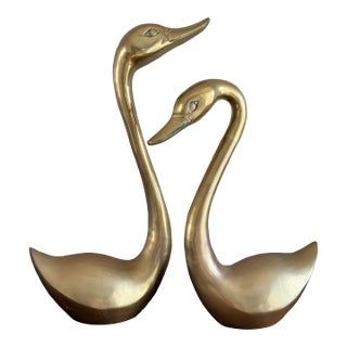 Vintage Pair of Large Brass Swans Birds Mid Century Hollywood Regency Decor For Sale