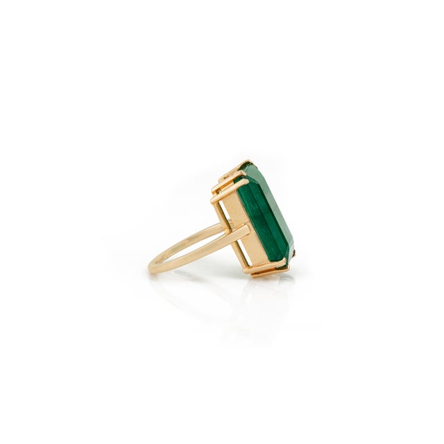 Metal 12.59 Ct Emerald Solitaire Contemporary Cocktail Ring Size 9 by VRJewels in 18k Yellow Gold For Sale - Image 7 of 15