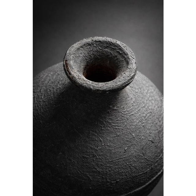 Late 20th Century Pair of Organic Modern Sculptural Floor Vessels – Textured Charcoal Studio Style (25" & 18") For Sale In Los Angeles - Image 6 of 12