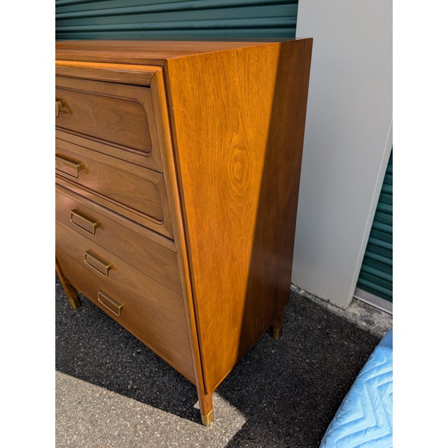 Wood Drexel Cascade Vintage Mid Century Modern Walnut Finish 5 Drawer Chest Dresser For Sale - Image 7 of 13