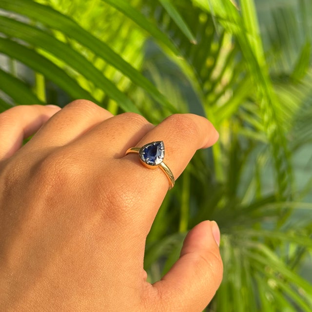 18k Gold Pear Cut Deep 1.52 Ct Blue Sapphire Art Deco Bezel Set Ring Size 6.5 For Sale - Image 12 of 16