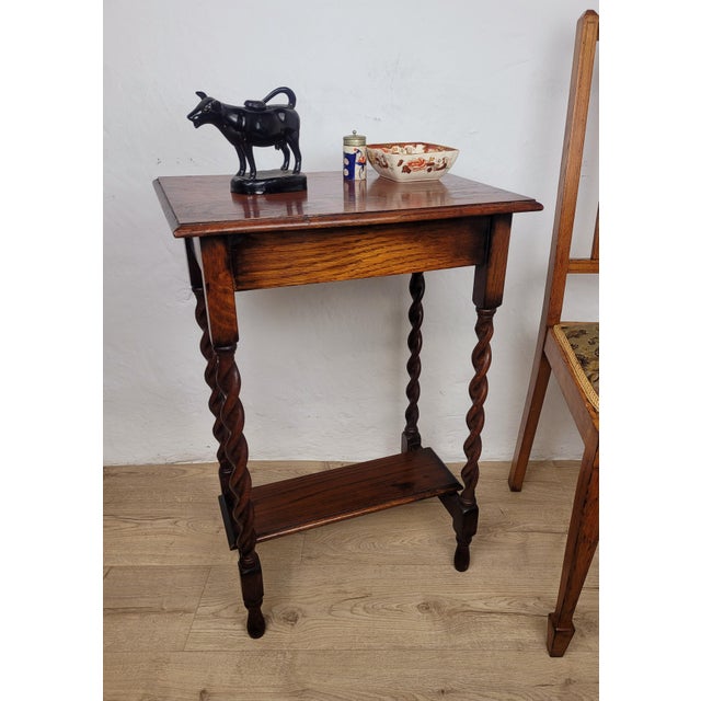 Antique Victorian English Occasional Table, 1890, in Very Good conditions. Designed before 1890