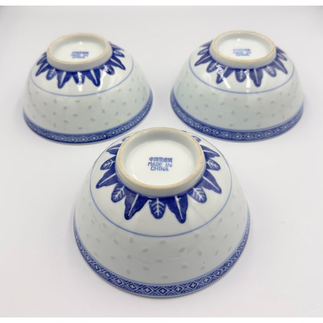 Chinoiserie 1970s Tienshan Chinese Rice Grain Coupe Soup Bowls Blue & White Chrysanthemum 3pc Set For Sale - Image 3 of 8