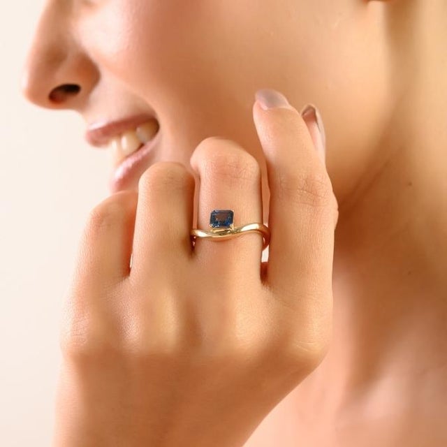 Ink Blue Modern 14k Gold Emerald-Cut Blue Sapphire Wave Band Ring Gift for Her Size 5.5 For Sale - Image 8 of 14