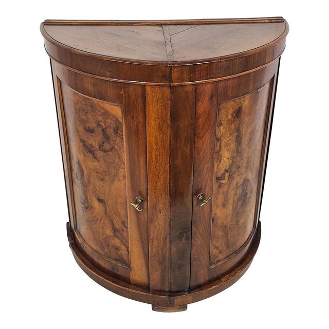 Antique crescent-shaped cabinet in quality walnut root, with arched front and two opening doors in walnut root. Dimensions...