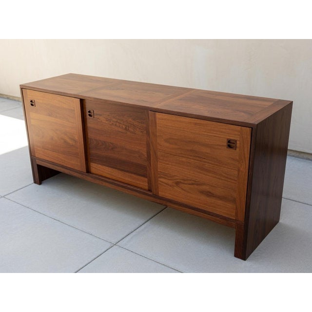 Mid Century Modern Danish Rosewood & Teak Credenza Sideboard – E. Jakobsen Skive, Attributed For Sale - Image 4 of 7