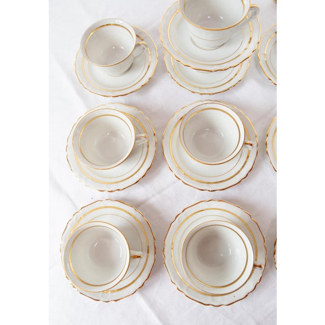 10 saucers (14 cm diameter) + 10 cups 8,5 cm diameter (5 cm high). All signed Limoges.